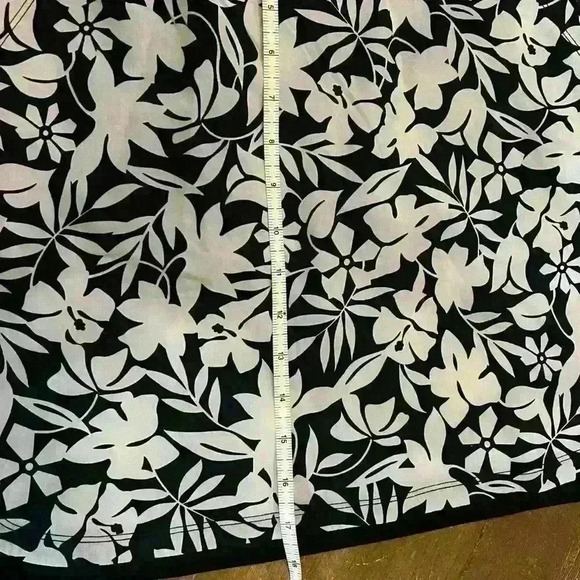 Lands End Size 2 Swim Skort Pretty Floral Design Summer Pool Beach Active Black - Picture 7 of 8
